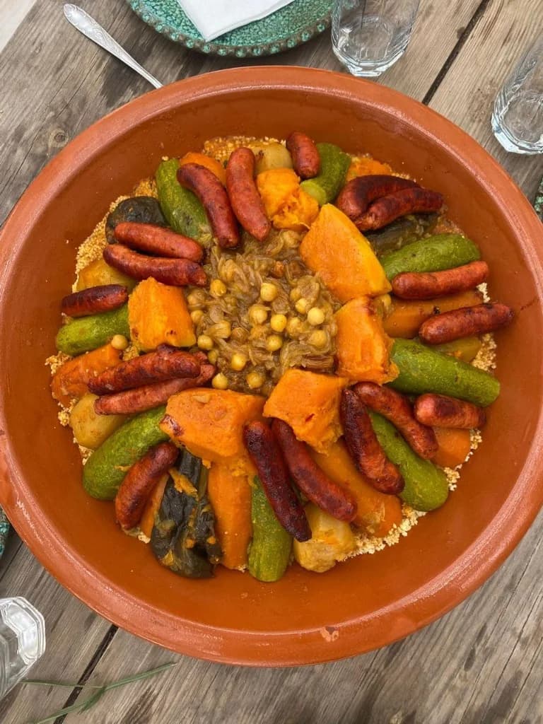 Couscous marocain traditionnel préparé pendant un cours de cuisine privé à Essaouira