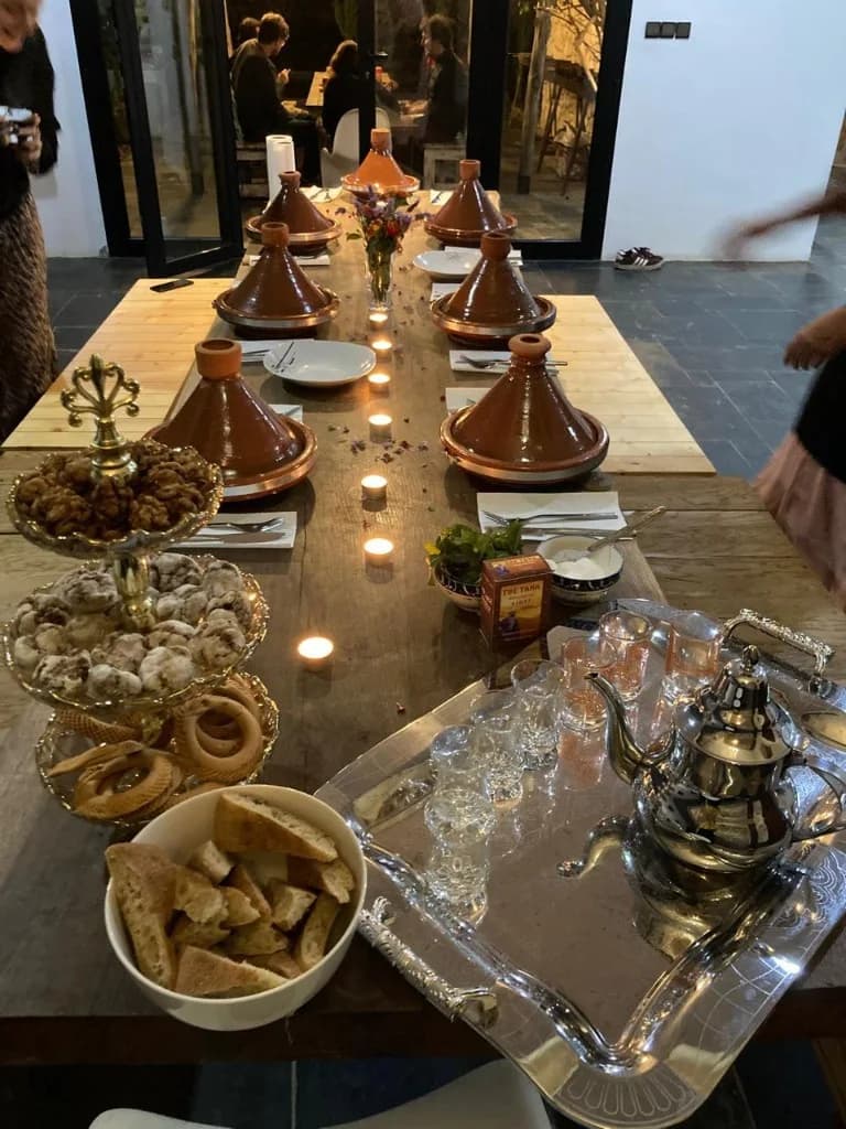 Table du soir avec tajines et thé marocain après un cours de cuisine à la villa