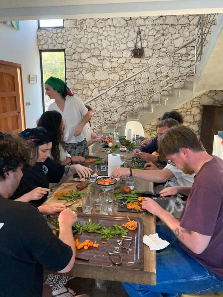 Herbes fraîches et ingrédients préparés pour un cours de cuisine marocaine à la villa