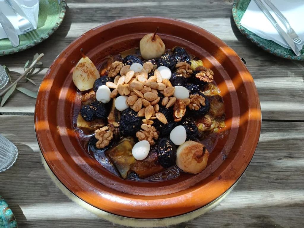 Tajine marocain sucré-salé préparé lors d'une expérience culinaire privée