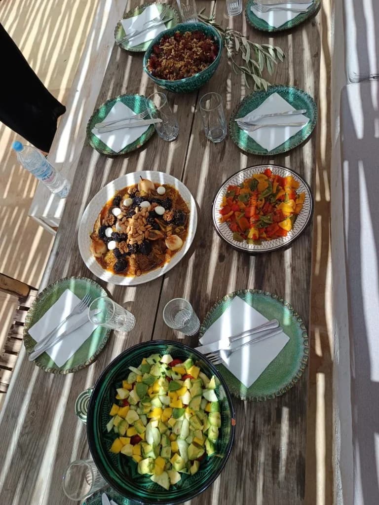 Salades marocaines, tajine et table dressée lors d'un repas à la villa