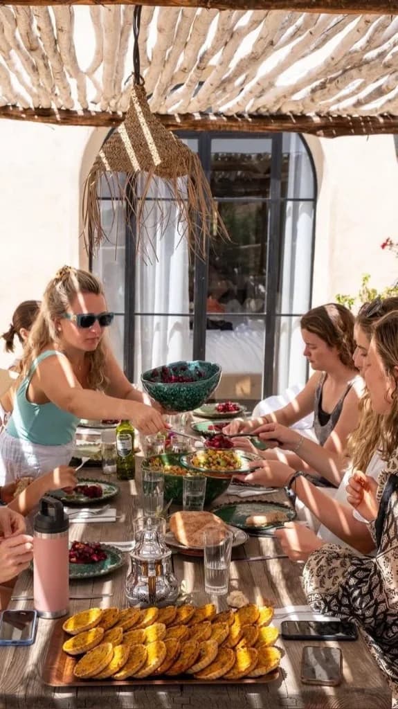 Déjeuner marocain partagé en extérieur sur la terrasse d'une villa à Essaouira
