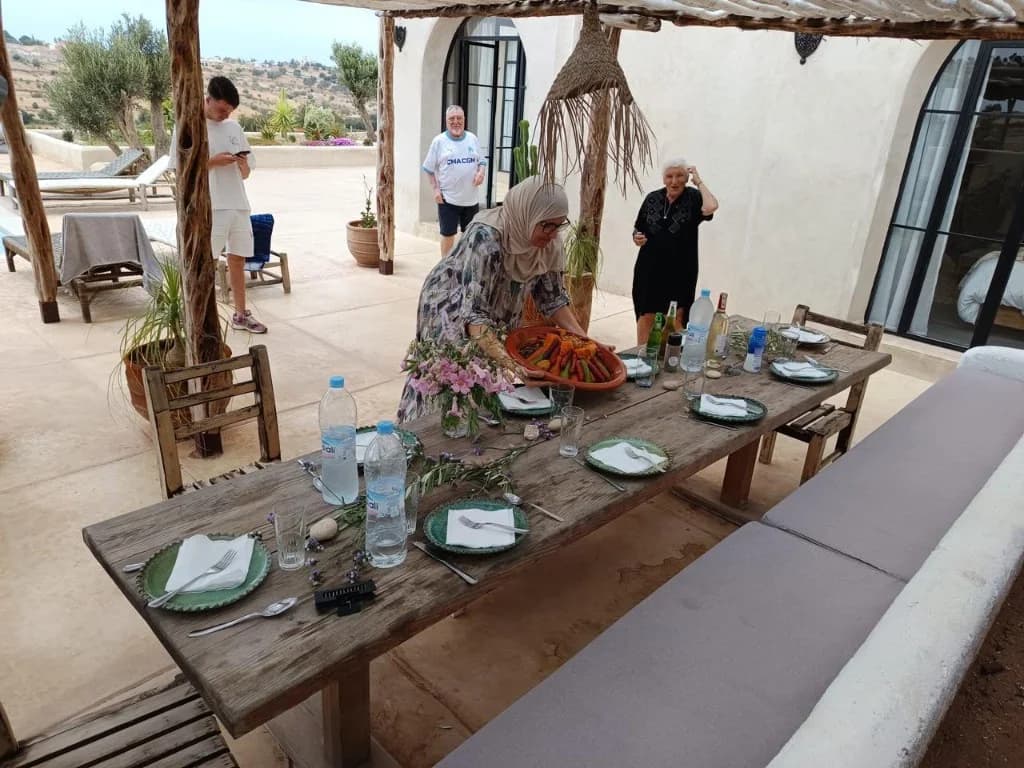 Terrasse de villa dressée pour un repas marocain en plein air à Essaouira